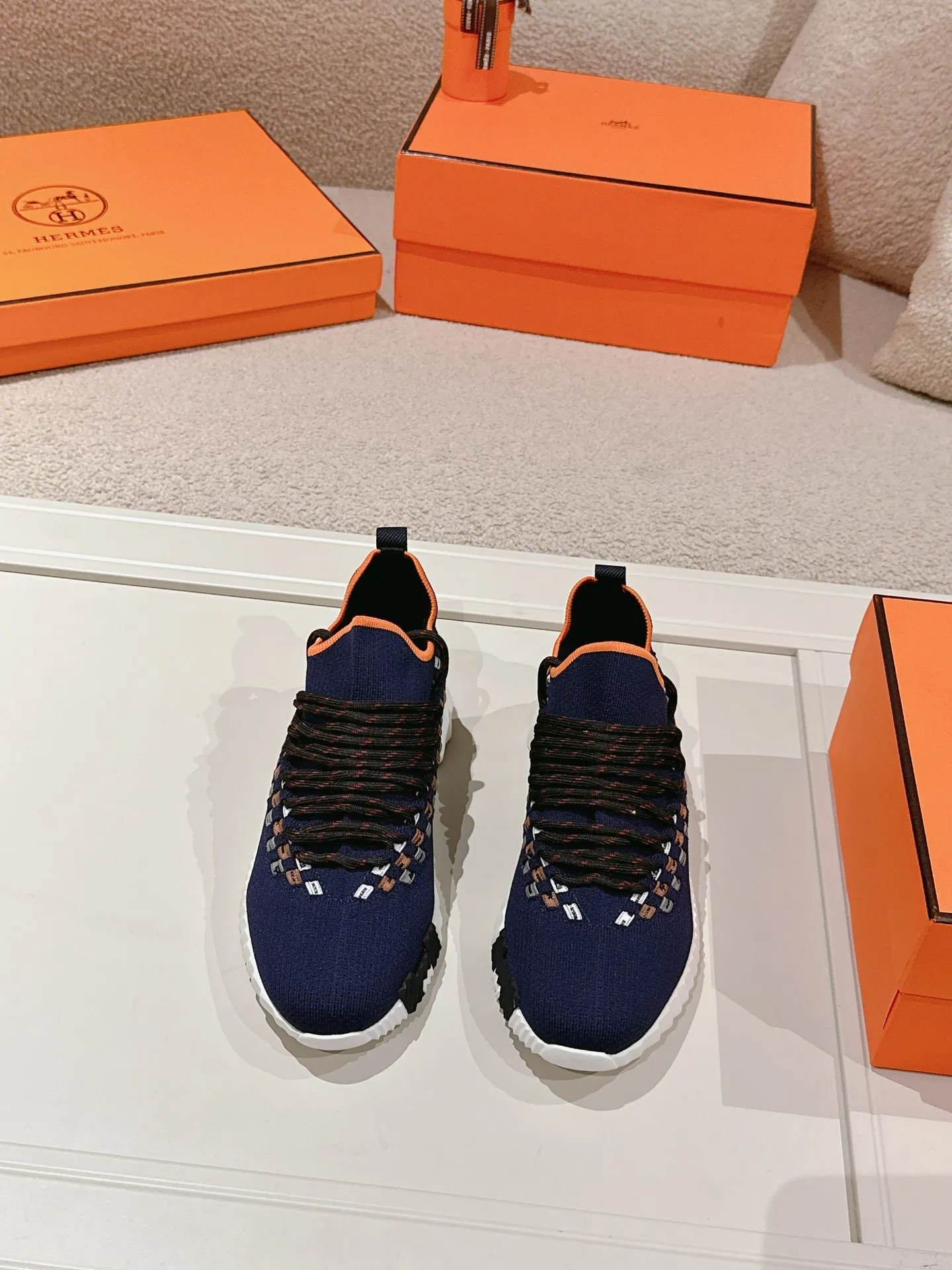 Men's shoes 💰600💰 Hermes top version # Hermès H family classic couple's casual sports shoes Couple's casual sports dad shoes combine high-tech canvas and suede goatskin, and are decorated with an exaggerated "H" letter on the rubber sole. The italic design and bright colors show vitality and continue the brand's design inspiration. Stroll around the city lightly and feel free and comfortable. Exquisitely packaged at the delivery counter 🛍📦 Fabric: Original special material and cow suede Lining: Customized breathable mesh Outsole: Open-molded TPU + rubber foam material Bottom thickness: 3CM Size: 35-45
